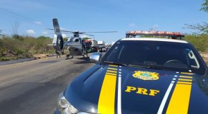 Colisão entre ambulância e carreta deixa um morto e seis feridos