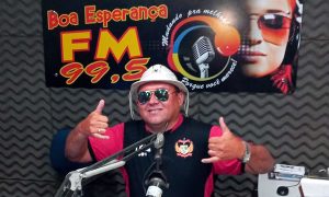 Radialista J. Marley Saraiva entrega a direção da Rádio Boa Esperança FM, em Barro