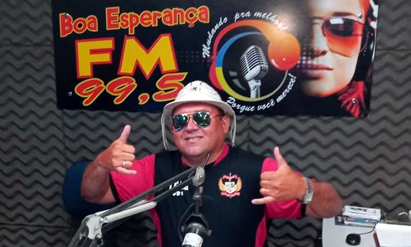 Radialista J. Marley Saraiva entrega a direção da Rádio Boa Esperança FM, em Barro