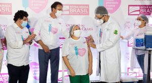 Técnica de enfermagem recebe primeira vacina contra Covid-19 no Ceará