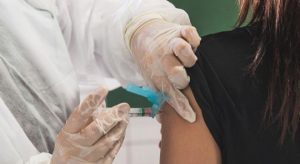 MPCE está de olho em ausência de planos de vacinação e tentativas de "furar fila" nos municípios