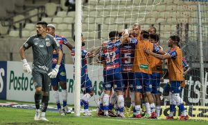 Fortaleza encerra jejum de vitórias, bate Santos e deixa zona de rebaixamento da Série A