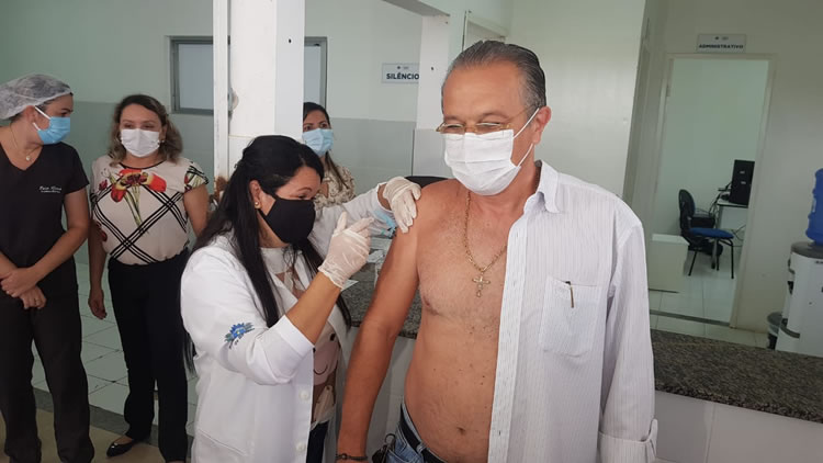 Auxiliar de serviços é a primeira pessoa a tomar vacina contra Covid-19, em Juazeiro do Norte