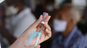 Duas cidades do Ceará já têm mais pessoas vacinadas contra Covid do que casos confirmados da doença