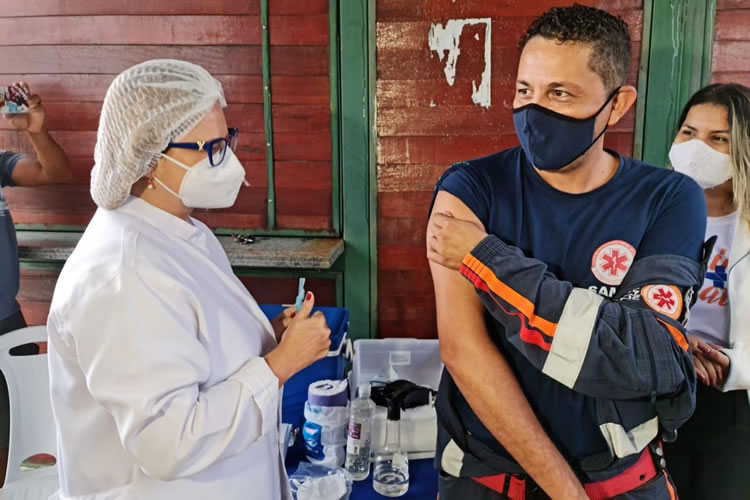 Enfermeira e condutor socorrista são os primeiros vacinados contra Covid-19, em Crato