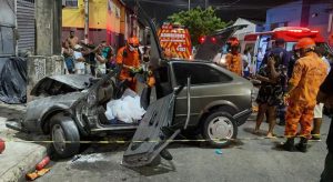 Motorista é baleado durante discussão no trânsito, colide em poste e morre