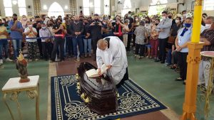 Missa de sepultamento de Monsenhor José Alves reúne centenas de fiéis