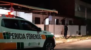 Criminosos usam escada para entrar em quintal e matam casal em casa, no Ceará