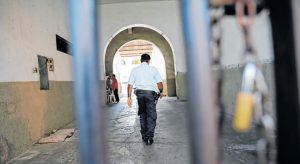 Juiz manda soltar PM e ex-militar suspeitos de extorsão e homicídio