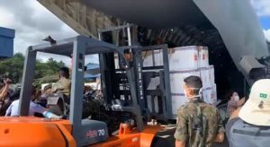 Lote inicial de vacinas contra Covid-19 deixa São Paulo com destino ao Ceará