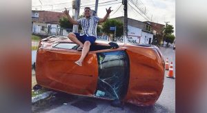 Motorista de app faz foto sobre carro capotado no Ceará e viraliza