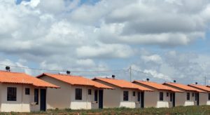 Bolsonaro sanciona projeto que institui programa Casa Verde Amarela