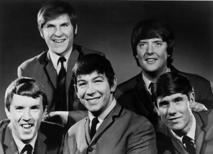 Morre Hilton Valentine, guitarrista da banda The Animals