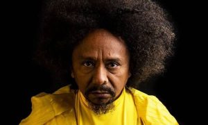 Chico César pede respeito a fã que sugeriu músicas sem 'cunho político'