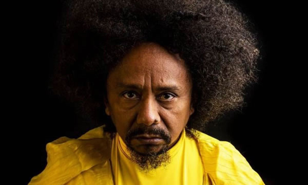 Chico César pede respeito a fã que sugeriu músicas sem 'cunho político'