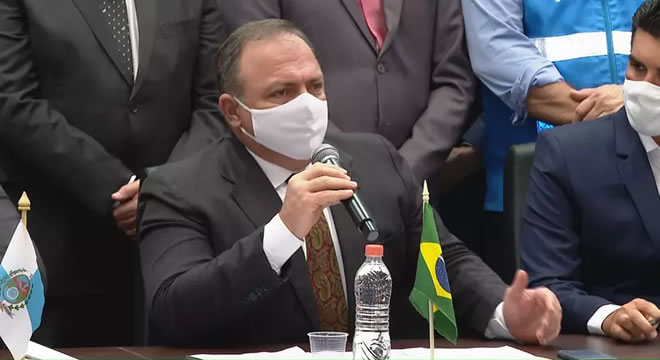 Ministro da Saúde diz que vacinação contra a Covid-19 no país começa nesta segunda