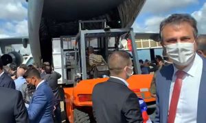 Camilo Santana mostra lote inicial de vacinas contra Covid-19 saindo de São Paulo para o Ceará