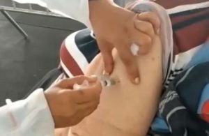 Profissional de saúde de Maceió é afastada por não vacinar corretamente idosa