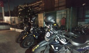 Assaltos a dois policiais militares têm tiroteios e terminam com suspeitos presos