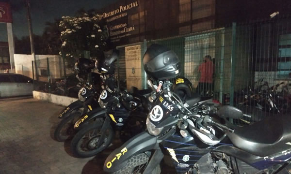 Assaltos a dois policiais militares têm tiroteios e terminam com suspeitos presos