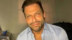 Henri Castelli conta que está à base de comida pastosa após fratura na mandíbula