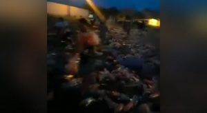 Grupo faz saque a carga de refrigerantes após caminhão transportador tombar na BR-222