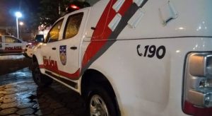 Filho tenta enforcar a mãe com um fio em Maceió e é autuado na Lei Maria da Penha