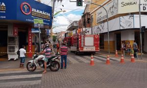 Veja incêndio em farmácia no centro de Crato nesta manhã de sábado