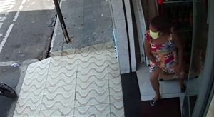 Veja flagrante de idosa furtando celular em Juazeiro do Norte