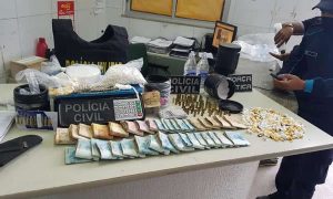 Cinco suspeitos de chefiar comércio de drogas são capturados com R$ 40 mil, no Ceará