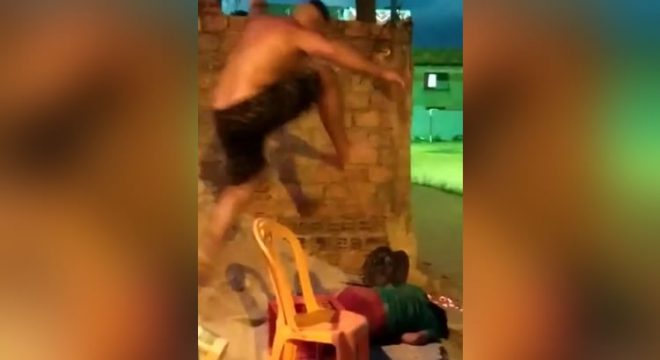 Homem espanca mulher até deixá-la desacordada e é preso por tentativa de feminicídio