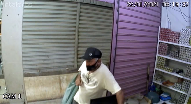 Veja flagrante de homem praticando furtos em mercado de Juazeiro do Norte