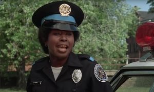 Marion Ramsey, atriz de 'Loucademia de Polícia' morre aos 73 anos