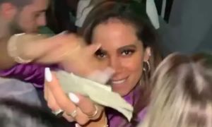 Anitta esbanja dólares em balada com Tyga nos EUA e internet não perdoa