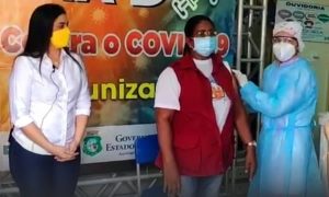 Agente de Saúde é a primeira a tomar a vacina contra Covid-19, em Icó