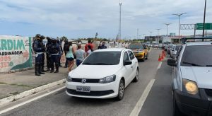 Assaltante morre e dois ficam feridos após roubo de carro de agente, no Ceará