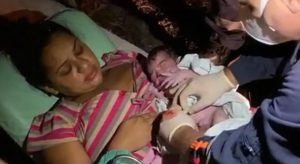 Ambulância pega fogo e gestante tem parto de emergência às margens da BR-020