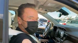 'Venha comigo se quiser viver', diz Arnold Schwarzenegger, ao tomar vacina