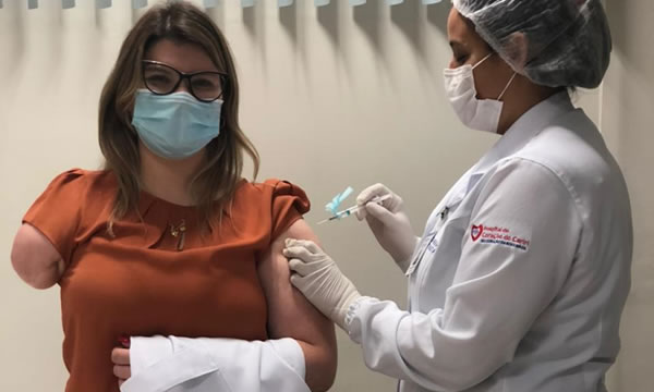 Enfermeira da Ala Covid de hospital em Barbalha se emociona ao ser vacinada