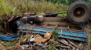 Jovem morre num acidente em Missão Velha e caminhão capota em Farias Brito