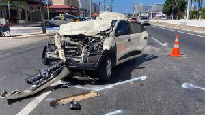 Carro fica destruído após acidente com outros dois veículos em Fortaleza