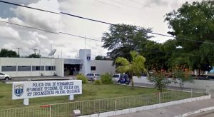 Mulher é presa em flagrante por suspeita de matar o próprio marido com golpes de faca