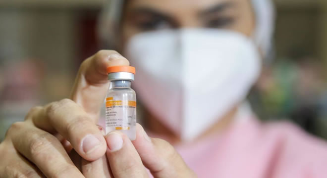 Saiba como as vacinas contra a Covid-19 que estão no Ceará funcionam no corpo humano
