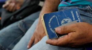 Taxa de desemprego fica em 14,1% no trimestre até novembro, afirma IBGE