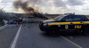 Motorista de caminhonete morre carbonizado após colisão com carreta