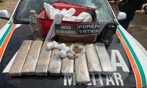 Veja PM apreendendo muita maconha e cocaína em condomínio no Juazeiro