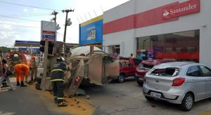 Caminhão Betoneira tomba na Avenida Padre Cícero e colide em automóveis, em Juazeiro