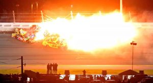 Acidente assustador com fogo na Nascar termina sem pilotos feridos
