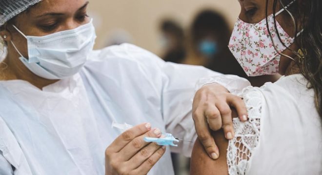 6 de cada 10 vacinas recebidas contra a Covid-19 no Ceará foram usadas para aplicar 1ª dose