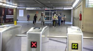 Homem é preso após tocar em órgão genital olhando para menina de 9 anos no metrô de Fortaleza